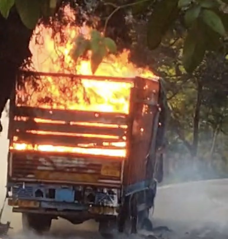 वीडियो: दीपावली के सामान से लदे ट्रक में लगी भीषण आग । जलकर खाक