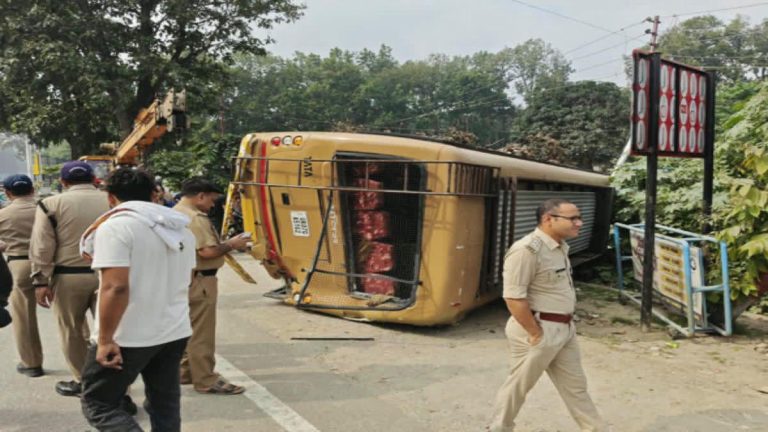 हादसा : देहरादून में ट्रक ने पुलिस बस को मारी टक्कर, बस और ट्रक पलटे; 8 लोग घायल