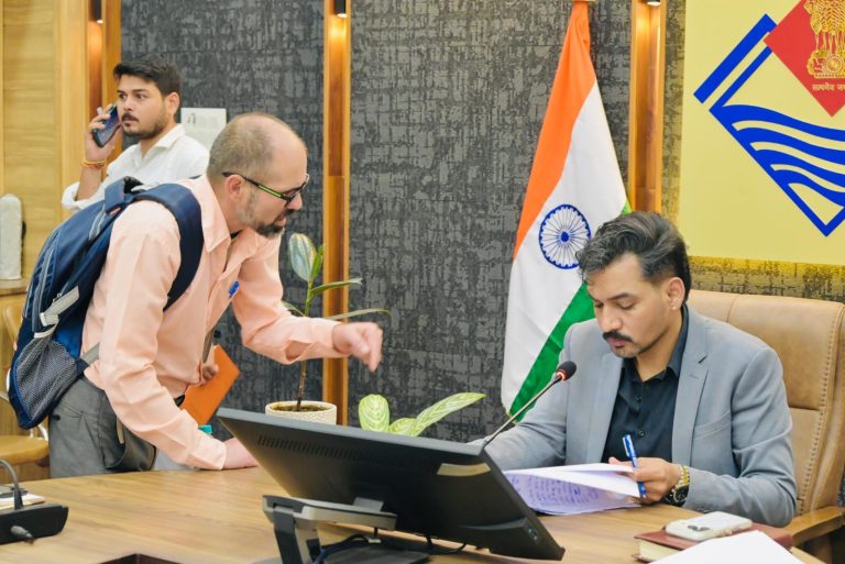 बेटे ने 15 लाख रुपये लिए, अब मारपीट और बेघर करने का आरोप! डीएम के सामने छलका बुजुर्ग का दर्द