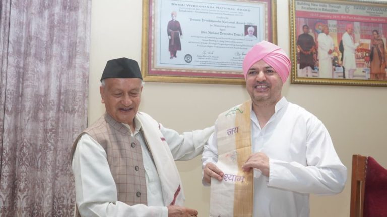 श्री दरबार साहिब पहुंचे भगत सिंह कोश्यारी, 128 करोड़ के बकाये पर सरकार से जल्द भुगतान का आश्वासन